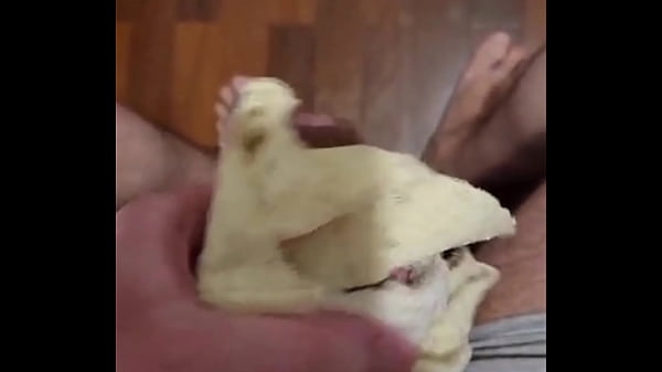 BATENDO PUNHETA COM A CALCINHA DA ESPOSA