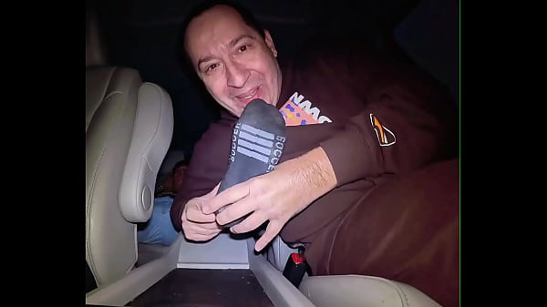 BIGGBUTT2XL FINDS STINKY TASTY LATINO FEET IN ELIZABETH NEW JERSEY