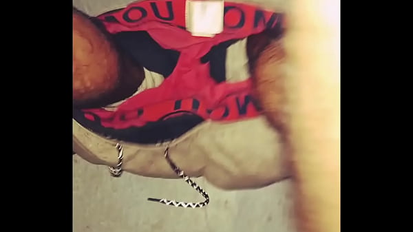 Gabriel (28) de Pablo Nogues, hetero de trampa, lleva al conteiner donde trabaja a darle leche a Mariano Bextor