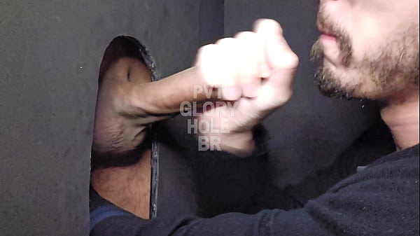 Hetero dotado uncut não conseguiu segurar e soltou muita porra no GloryHole!!! (COMPLETO NO RED)