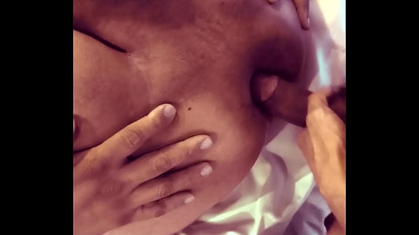 ME METE LA VERGA PÁRA QUE SE LE PARE BIEN EN MI CULO QUE ESTÁ ENDULZADO Y DILATADO