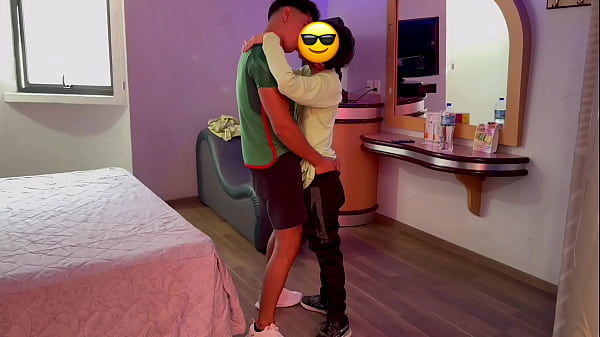 Por los gemidos de Gio, Omar está lamiendo y tocando los lugares correctos. Se acuesta, abre las piernas y Omar va directo al agujero de Gio. Gio se sube encima de Omar y se sienta sobre su polla