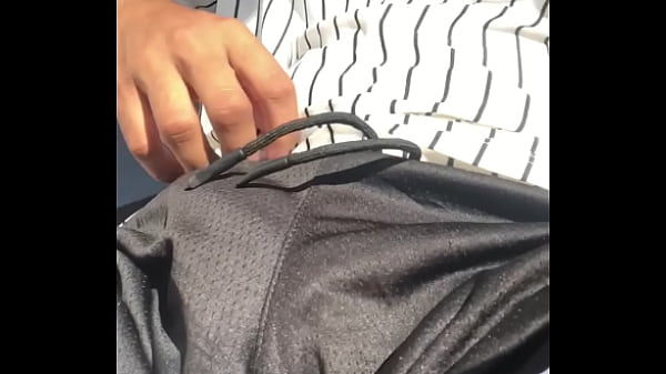 Tomando sol e batendo punheta