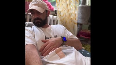 Il porco si eccita con la porta aperta e tutti in casa