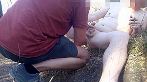 Mit Gummischwanz gefickt von einem Mann und dann mit Hand