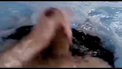 SOZINHO NA BANHEIRA DE HIDROMASSAGEM