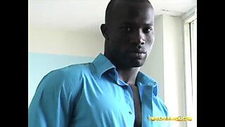 UniversBlack.com – A very muscular handsome man masturbates