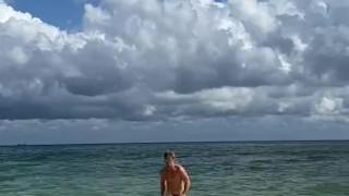 Hot mucsle stud on the beach naked